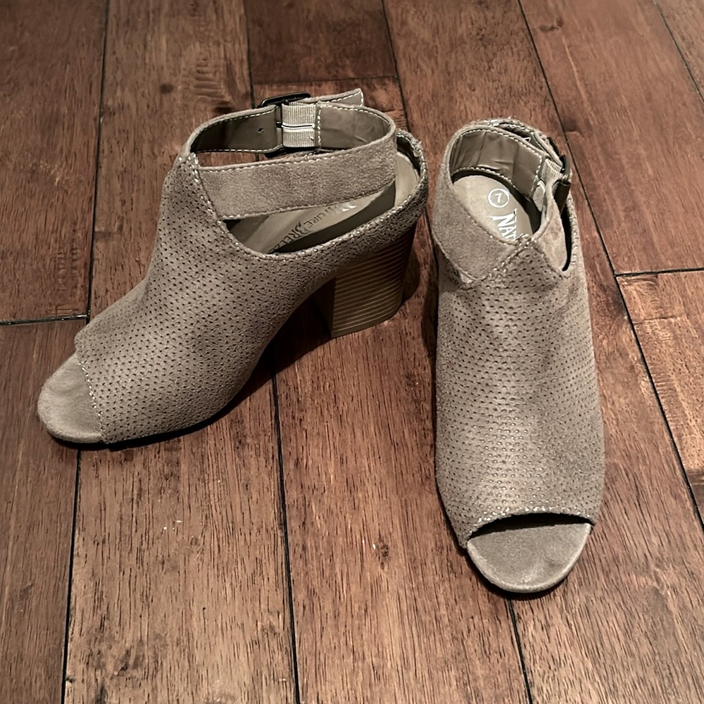 Heeled peep toe size 7